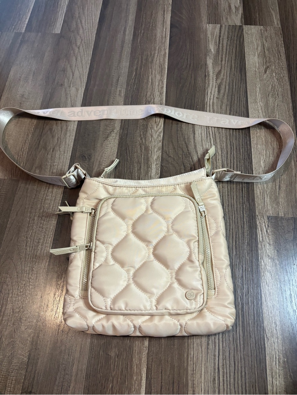 SB Samantha Brown quilted travel crossbody. Multiple zipper pockets.